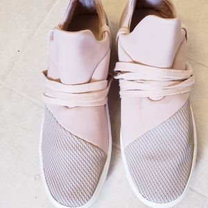 Women 9 1/2 Steve Madden blush lancer sneakers